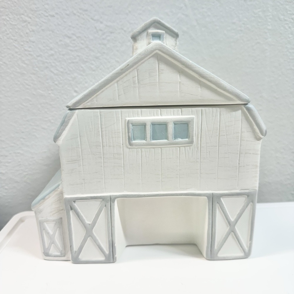 Market Finds Ceramic‎ Barn Cookie Jar White Blue Farmhouse 2022 Harvest *Read*